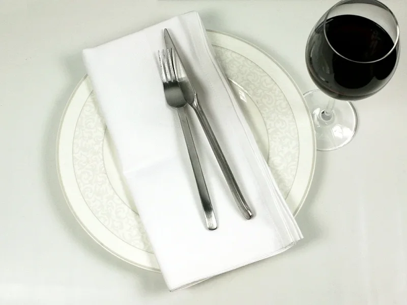 Servietten aus 100% Baumwolle in weiß mit umlaufender Atlaskante