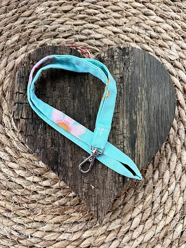 Schlüsselband Blumen türkis