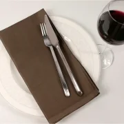 Farbige Servietten aus 100% Baumwolle mit umlaufender Atlaskante