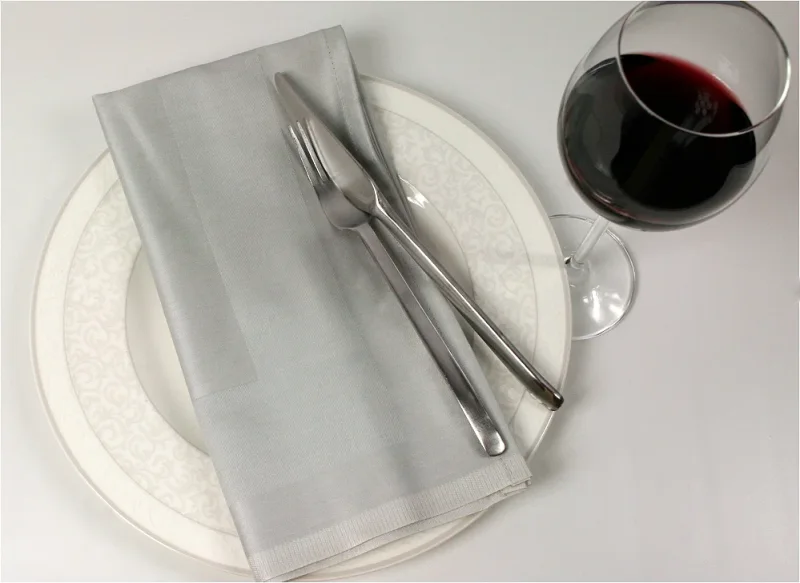 Farbige Servietten aus 100% Baumwolle mit umlaufender Atlaskante