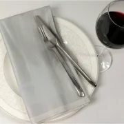 Farbige Servietten aus 100% Baumwolle mit umlaufender Atlaskante