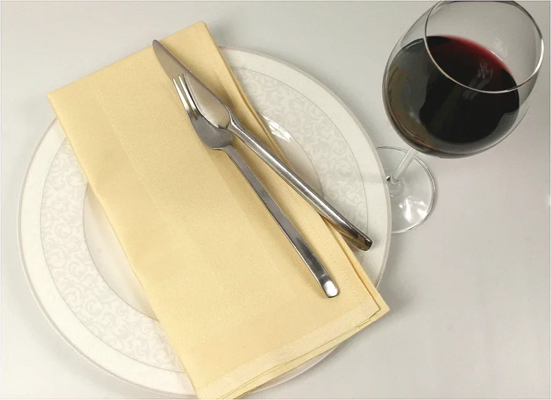 Farbige Servietten aus 100% Baumwolle mit umlaufender Atlaskante