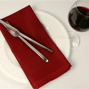 Farbige Servietten aus 100% Baumwolle mit umlaufender Atlaskante