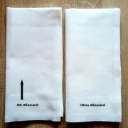 Weiße Serviette mit Name bestickt