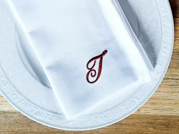 Weiße Serviette mit Monogramm bestickt