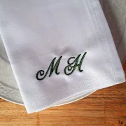 Weiße Serviette mit Monogramm bestickt