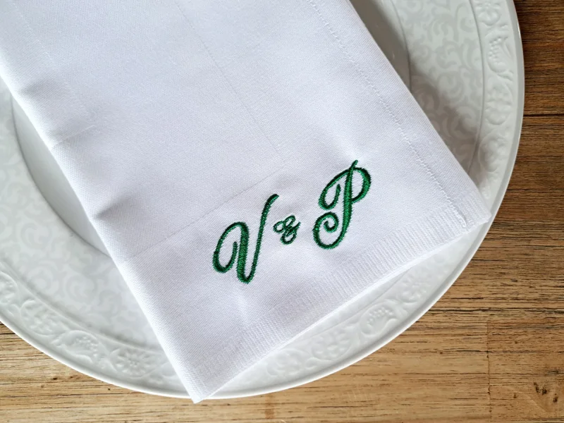 Weiße Serviette mit Monogramm bestickt